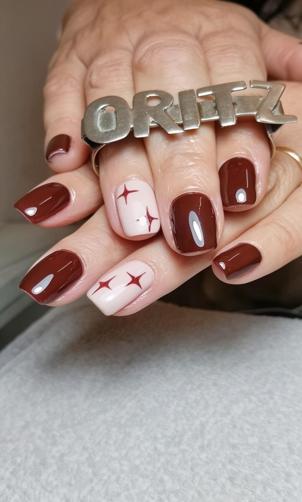 Nail art floral micro-pintado a mano alzada