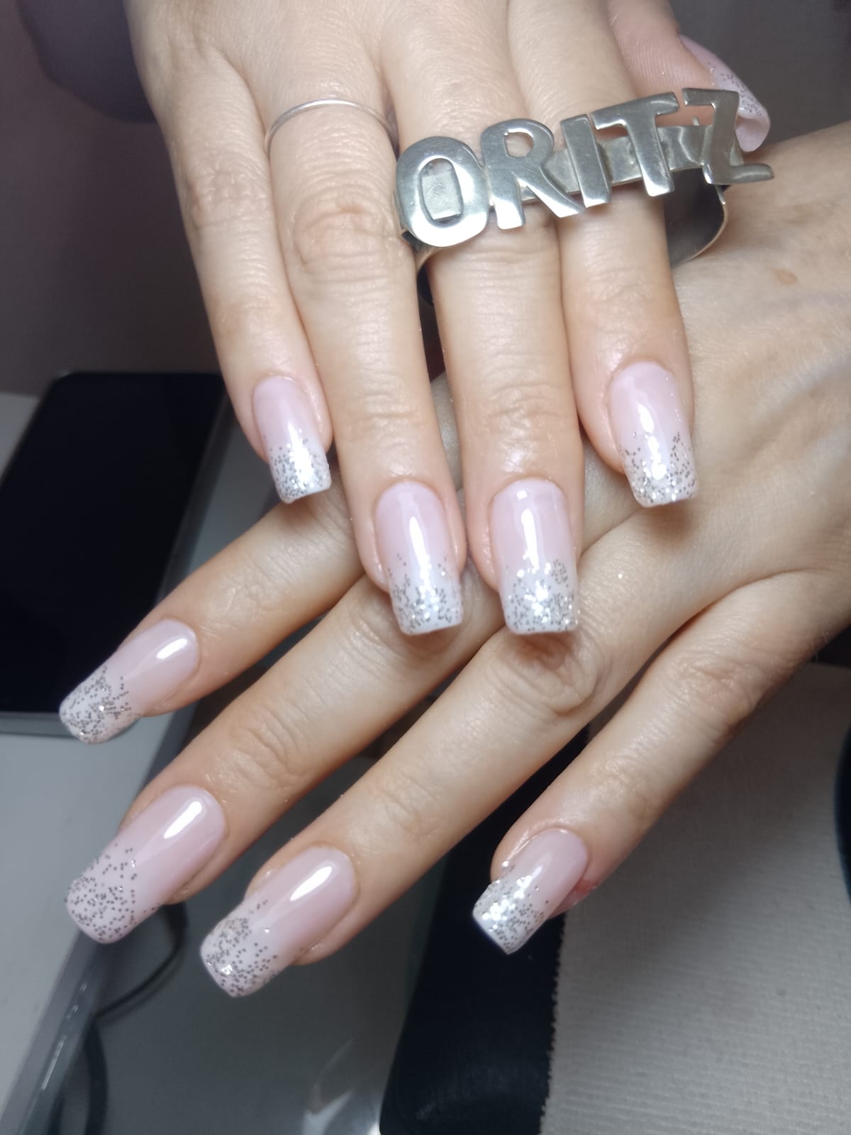 Esmaltado pastel glossy y cuidado de cutículas en Oritz